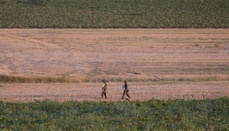 جنديان إسرائيليان قرب الحدود مع غزة