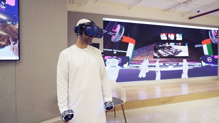 راشد العوضي أثناء محاكمة التجربة الحرم الافتراضي يحاكي مركبة فضائية تدور حول كوكب المريخ