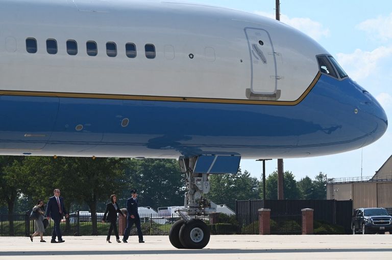 كامالا هاريس خلال نزولها من الطائرة