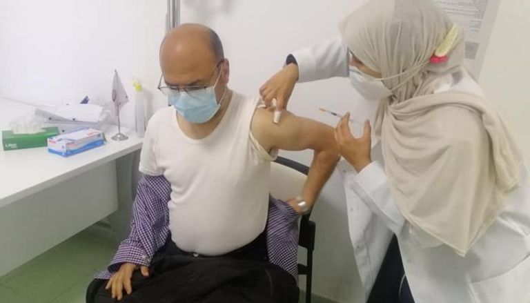 مواطن يتلقى جرعة من لقاح كورونا بأحد مستشفيات ليبيا