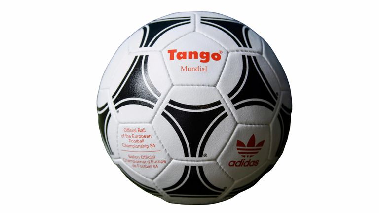 كرة "تانجو مونديال" التي استخدمت في كأس الأمم الأوروبية 1984