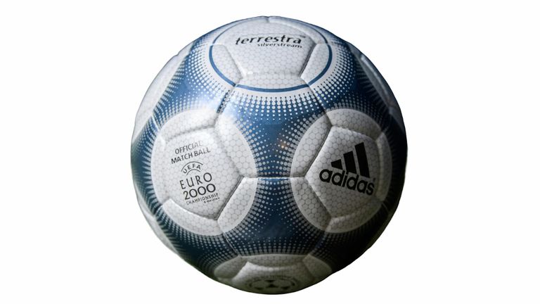الكرة "تيريسترا سيلفر ستريم" التي استخدمت في يورو 2000