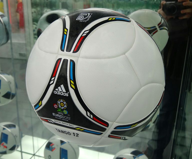 الكرة "تانجو 12" التي استخدمت في يورو  2012