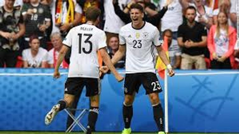 مولر يحتفل بصناعة هدف جوميز في إيرلندا توماس مولر في كأس أمم أوروبا 2016