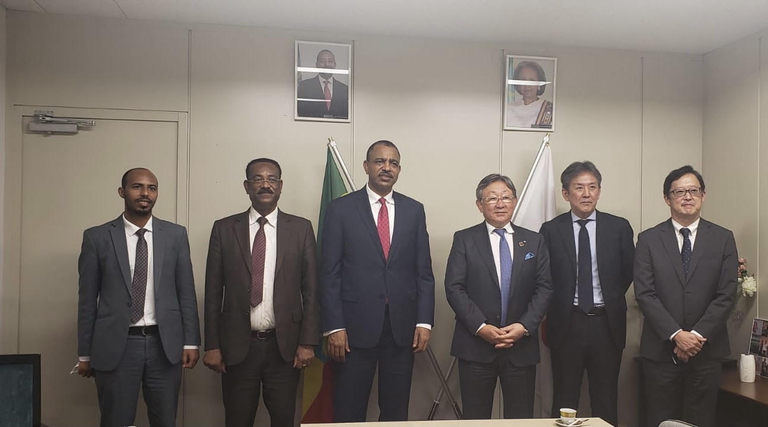 السفير الإثيوبي لدي اليابان - يسار الصورة - مع رئيس الشركة اليابانية