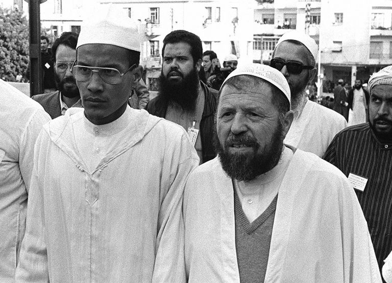 قيادات الجبهة الإرهابية للإنقاذ الإخوانية بالجزائر تصويت جزائريين بأحد مكاتب الاقتراع - أرشيفية