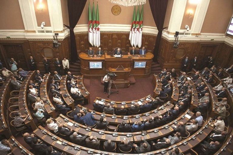 مجلس الأمة الجزائري - أرشيفية تصويت جزائريين بأحد مكاتب الاقتراع - أرشيفية