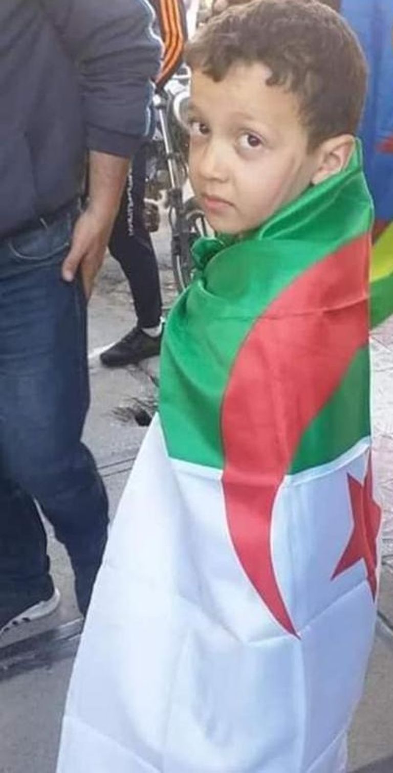 الطفل الراحل محمد مترديا علم بلاده الجزائر - أرشيفية