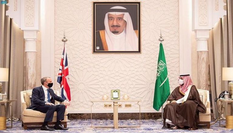 ولي العهد السعودي خلال لقاء وزير الخارجية البريطاني