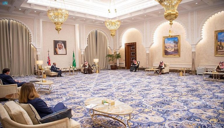 ولي العهد السعودي خلال لقاء وزير الخارجية البريطاني