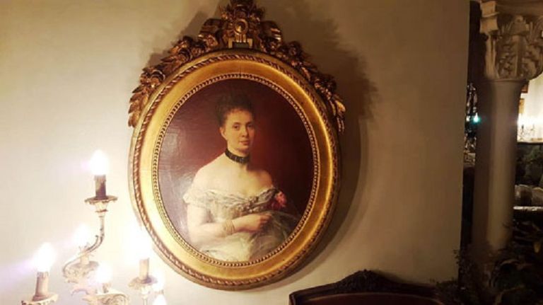 محتويات شقة الزمالك إحدى لوحات الشقة