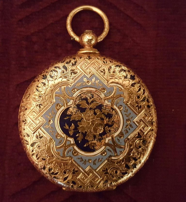 محتويات شقة الزمالك إحدى لوحات الشقة