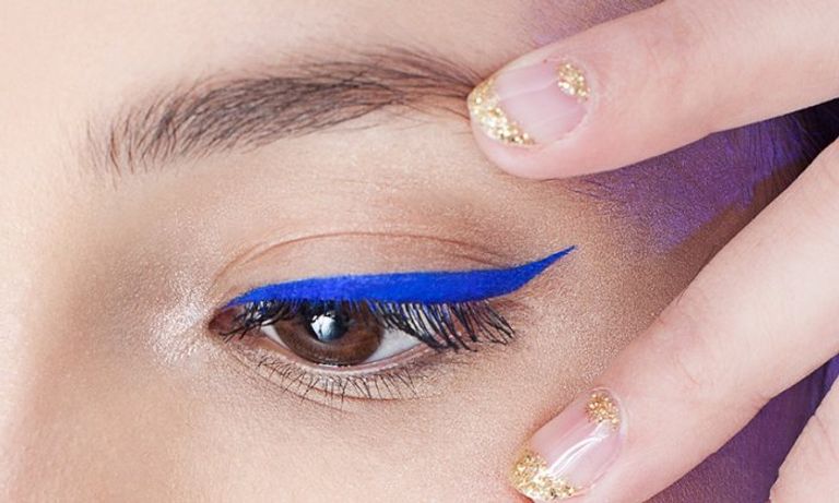 الأيلاينر الأزرق أفضل موديلات أيلاينر ملون صيف 2021