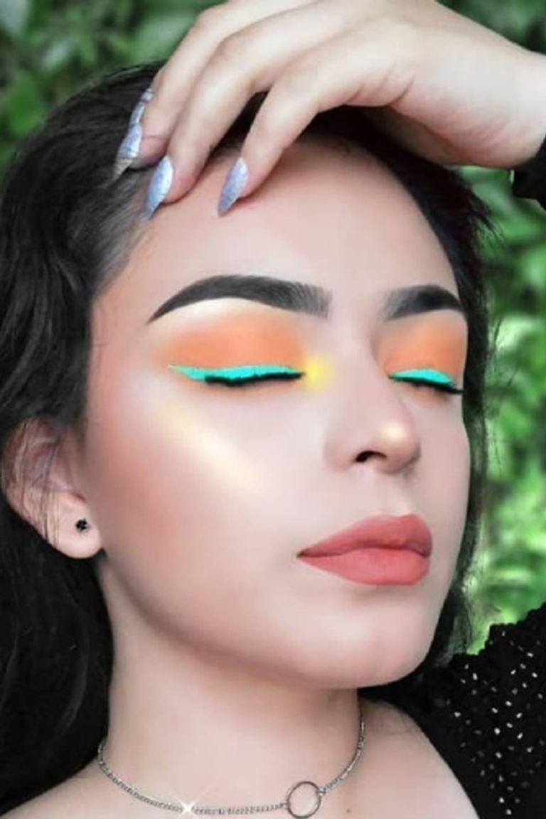 طرق وضع الأيلاينر الملون أفضل موديلات أيلاينر ملون صيف 2021