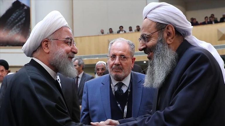 عمال يطبعون صورة للمرشح المتشدد إبراهيم رئيسي