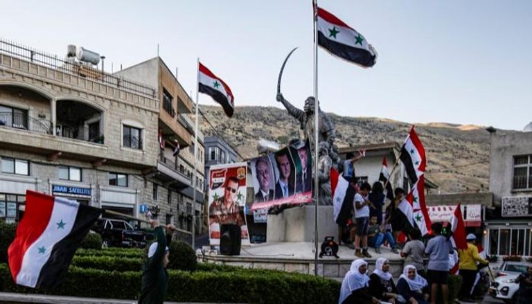 سكان بالجولان يرفعون الأعلام السورية- الفرنسية