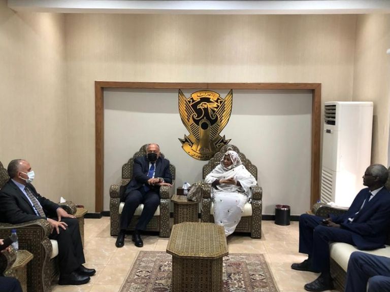 الوزيران لحظة وصولهما إلى الخرطوم