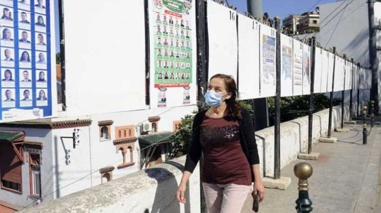 ملصقات انتخابية بالجزائر العاصمة جزائري يستمتع بعزلته قبالة ملصقات انتخابية - أرشيفية