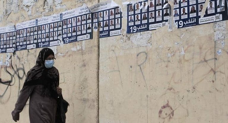 ملصقات انتخابية بالجزائر العاصمة جزائري يستمتع بعزلته قبالة ملصقات انتخابية - أرشيفية