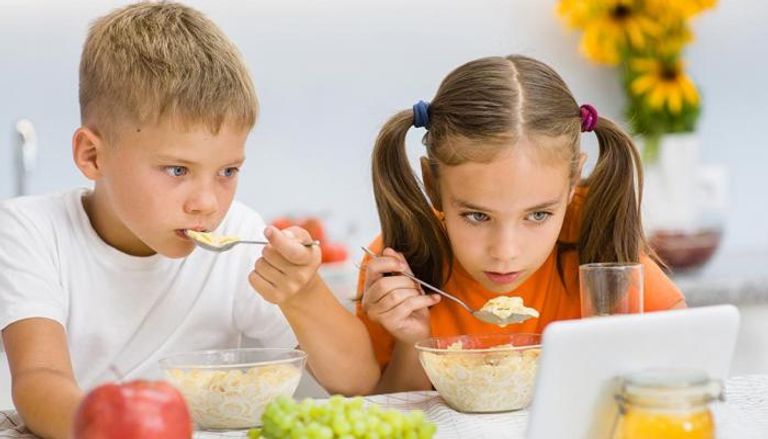تناول الطعام أمام التليفزيون ينال من لغة الأطفال -صورة أرشيفية