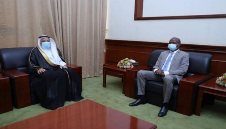 جانب من لقاء الدكتور الهادي إدريس والسفير علي بن حسن جعفر