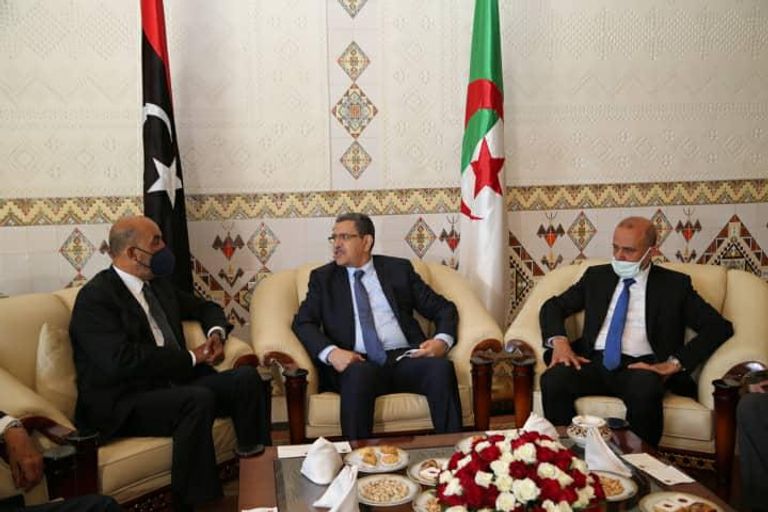 جانب من لقاء الرئيس الجزائري بأعضاء الرئاسي الليبي