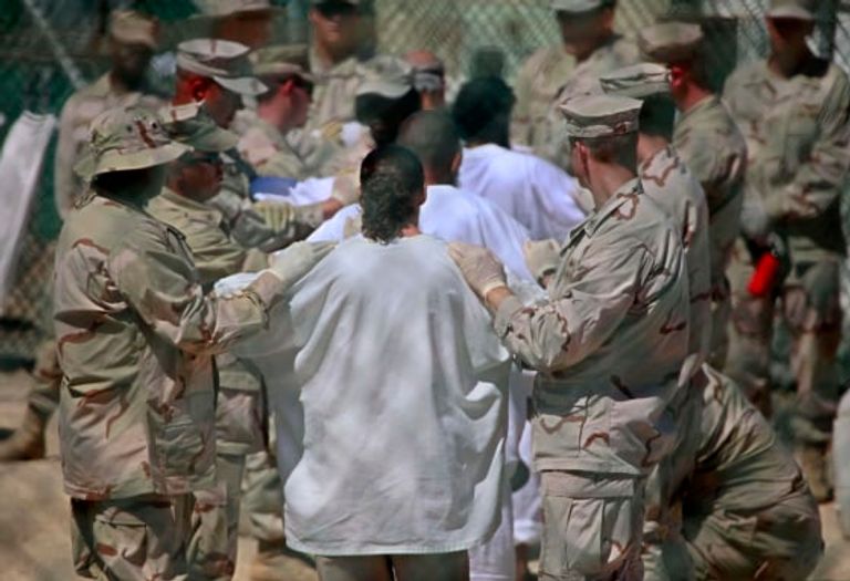 معتقلين داخل جوانتانامو جندي أمريكي داخل معتقل جوانتانامو