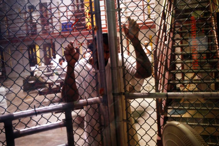 جندي أمريكي داخل معتقل جوانتانامو