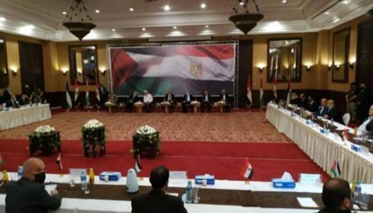 جانب من اجتماع قوى فلسطينية مع رئيس المخابرات المصري