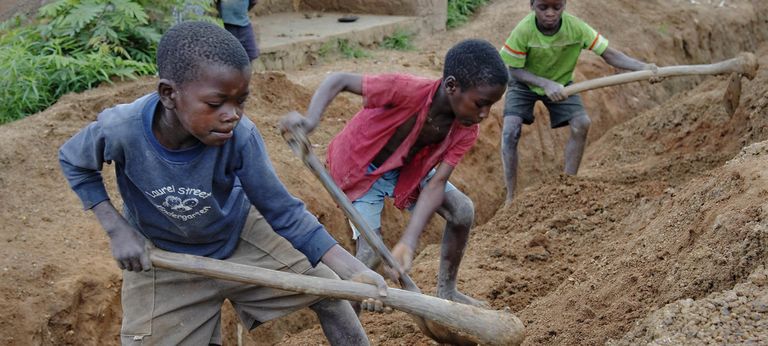 أحد الأطفال اضطر للعمل في حمل الأحجار- أرشيفية