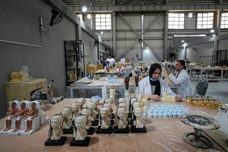 يضع اللمسات الأخيرة على إحدى القطع