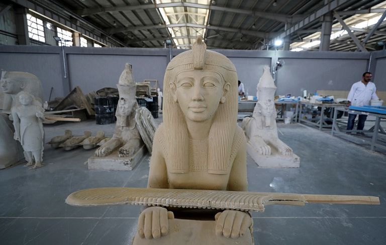 يضع اللمسات الأخيرة على إحدى القطع