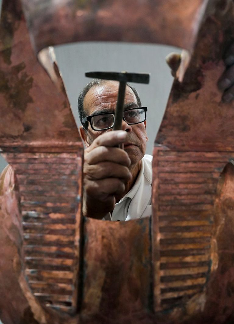 يضع اللمسات الأخيرة على إحدى القطع