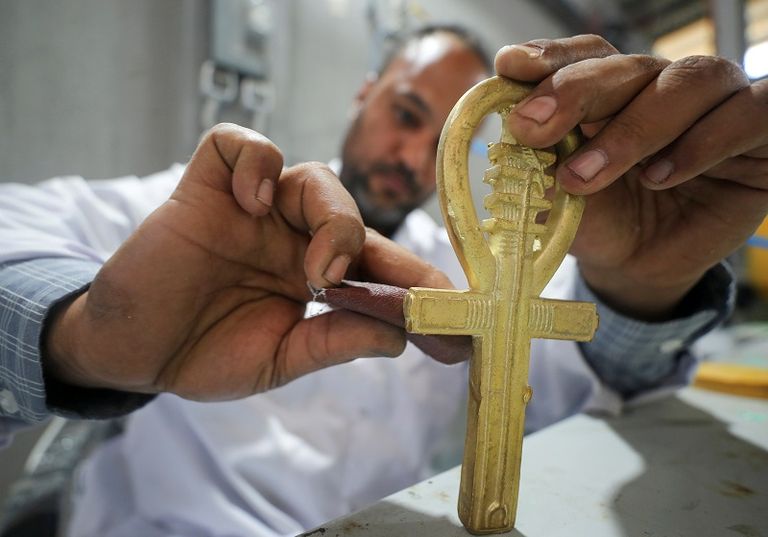 يضع اللمسات الأخيرة على إحدى القطع