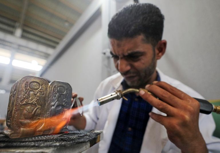 يضع اللمسات الأخيرة على إحدى القطع