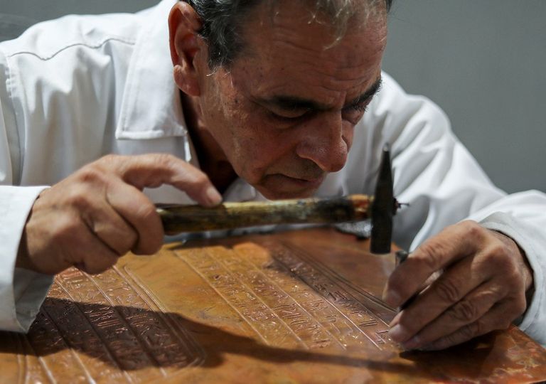 يضع اللمسات الأخيرة على إحدى القطع