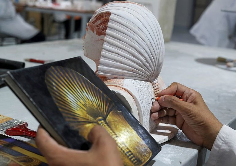 يضع اللمسات الأخيرة على إحدى القطع