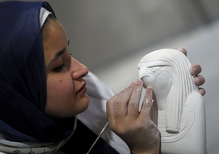 يضع اللمسات الأخيرة على إحدى القطع