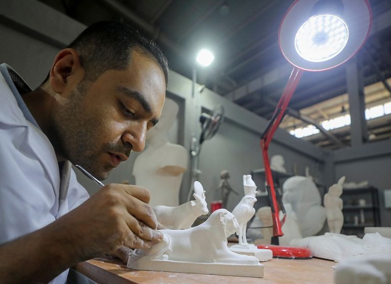 يضع اللمسات الأخيرة على إحدى القطع