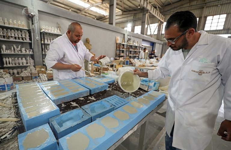 يضع اللمسات الأخيرة على إحدى القطع