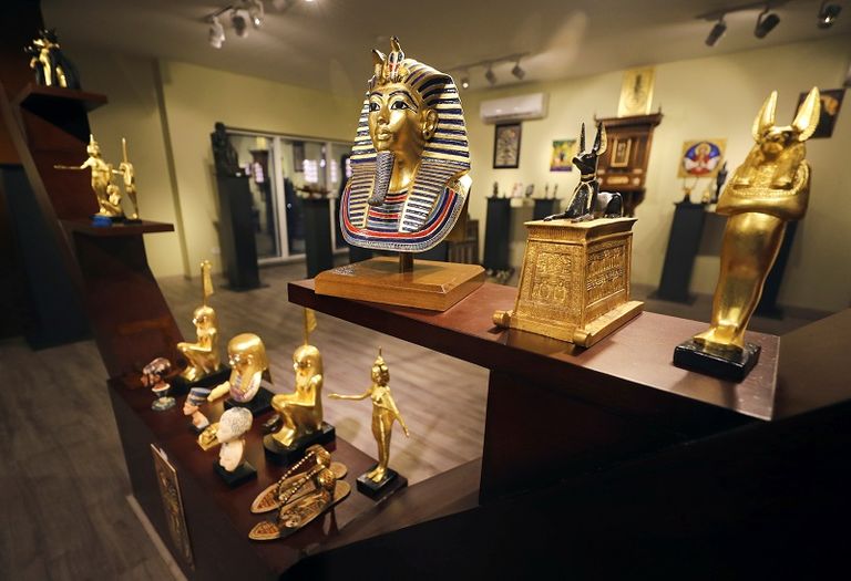 يضع اللمسات الأخيرة على إحدى القطع