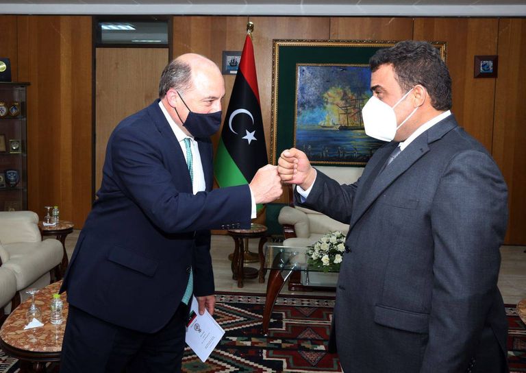 الوفد البريطاني خلال لقاء المنفي