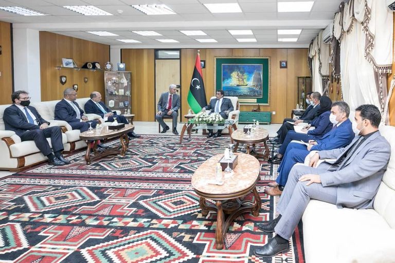 الوفد البريطاني خلال لقاء المنفي