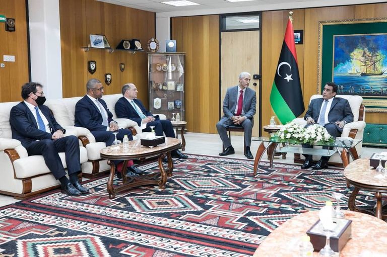 الوفد البريطاني خلال لقاء المنفي