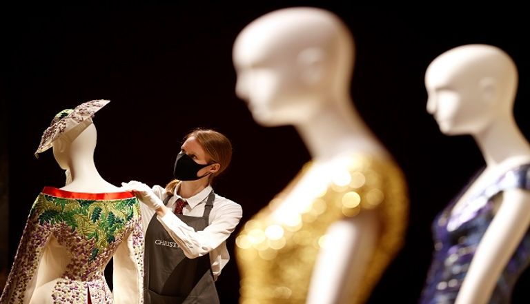 قطع لمصممة الأزياء الراحلة لارين سكوت في مزاد