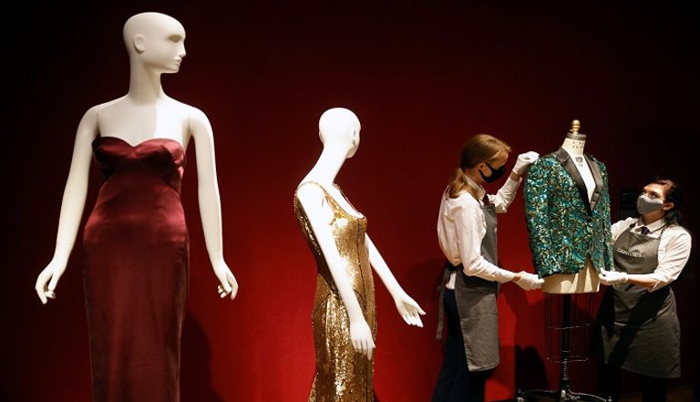 قطع لمصممة الأزياء الراحلة لارين سكوت في مزاد