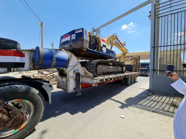 آليات مصرية تدخل غزة لإزالة ركام القصف