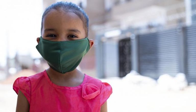 طفلة ترتدي كمامة للوقاية من فيروس كورونا