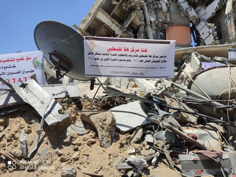 متدربون يتضامنون مع المركز المدمر