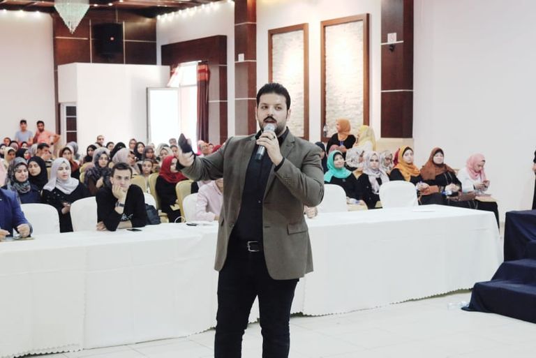 متدربون يتضامنون مع المركز المدمر